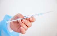 Par Covid-19 vakcīnu blakusparādībām ziņo viens no tūkstoša vakcinēto