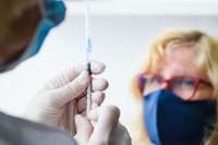 Latvijā aktīvi vakcinē pret gripu un Covid-19 infekciju