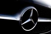 Koki traucē “Mercedes-Benz” vadītājam pamanīt pa galveno ceļu braucošo automašīnu