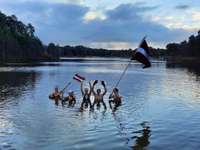 Ar karogu un himnu Latvijas novembra ūdeņos