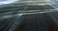 LVC: Daudzviet uz asfaltētajiem ceļiem izveidojušās ledus risas, tās kaisa ar smilts un sāls maisījumu