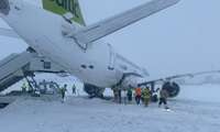 Rīgas lidostā sliktas redzamības dēļ “airBaltic” lidmašīna noslīdējusi no manevrēšanas ceļa; lidosta uz laiku slēgta