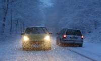 Sniega un apledojuma dēļ šorīt apgrūtināta braukšana visā Latvijā