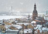 Rīgā sasnidzis šomēnes otrs lielākais sniega apjoms, satiksme apgrūtināta