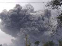 Vulkāna izvirdumā Indonēzijā gājuši bojā 13 cilvēki