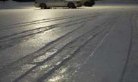 Visā Latvijā apledojuma un sniegotu autoceļu dēļ apgrūtināti braukšanas apstākļi
