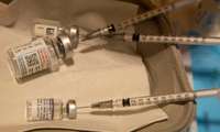 Rosina apsūdzēt mediķi par fiktīvu vakcināciju pret Covid-19, potes saturu ievadot vatē