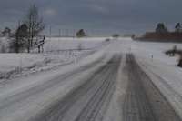 Visā Latvijā pa daudziem autoceļiem apgrūtināti braukšanas apstākļi