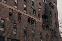Ugunsgrēkā daudzstāvu ēkā Ņujorkā gājuši bojā 19 cilvēki