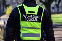 Budžeta komisija atbalsta piemaksas pašvaldību policistiem par darbu Covid-19 laikā
