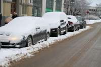 Intensīvas snigšanas dēļ nepaspēj notīrīt Liepājas centra autostāvvietas