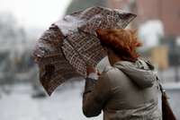 Arī tuvākajā diennaktī Latvijā gaidāms lietus, sniegs un brāzmains vējš