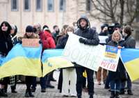 Pie Krievijas vēstniecības Rīgā cilvēki kaunina Putinu un aicina pārtraukt karadarbību Ukrainā