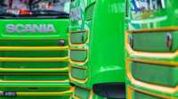 “Scania” vadītājs Pulvera ielā uzbrauc kolēģa “Volvo”
