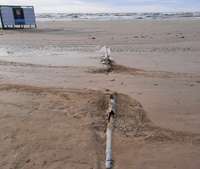 Nelegālās caurules smiltīs pazudušas, nevienu nesodīs, pludmales piesārņošanu noliedz
