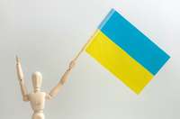 Aiztur divus Latvijas pilsoņus par Ukrainas karoga noraušanu pie ēkas Barona ielā
