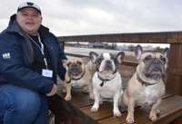Trīs franču buldogu saimnieks Raitis Roze: “Nekad nedomāju, ka man būs suns”