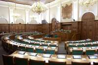 Saeimas komisija galīgajā lasījumā atbalsta pirmreizējo termiņuzturēšanās atļauju izsniegšanas apturēšanu Krievijas un Baltkrievijas pilsoņiem
