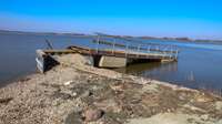 Vējš sabojā pirms gada izbūvēto peldošo konstrukciju pie Durbes ezera