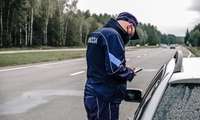 Pētījums šokē: transportlīdzekļu vadītāji ieskrienas līdz soda punktu robežai un baksta telefonā
