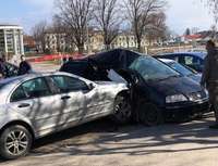 Mistika K. Zāles laukumā: “Mercedes Benz” taranē stāvošas automašīnas, piecas bojātas