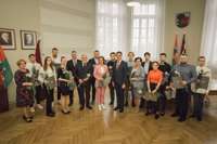 Liepājas domes priekšsēdētājs Gunārs Ansiņš sveic konkursa “Skills Latvia 2022” laureātus