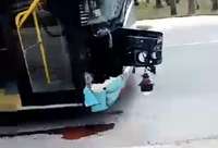 Aculiecinieka video: Grīzupes ielas un 14. novembra bulvāra krustojumā autobuss saduras ar vieglo automašīnu