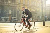 Aptauja: 68% Latvijas velosipēdistu un skrejriteņu vadītāju pārvietojas bez ķiveres