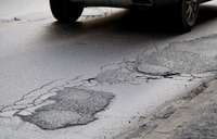 Brīdina par iespējamiem slideniem asfalta izsvīdumiem uz autoceļiem karstā laika dēļ
