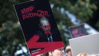 Piketā “Krievu balss par embargo” pie Krievijas vēstniecības pulcējušies apmēram 60 cilvēku