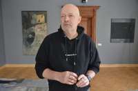 Liepājas muzejā skatāma mākslinieka Mārtiņa Krūmiņa personālizstāde “Parāde”