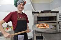 “Buon appetito, amici!” Liepājā labu apetīti novēl picas cepējs no Itālijas