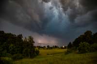 Lielākais vētras un krusas risks trešdien būs Latvijas austrumu pusē, nedēļas nogalē gaidāms lietus