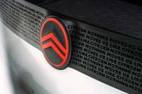 103 gadus senais “Citroën” zīmols piesaka jaunu identitāti un logotipu