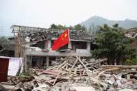 Bojāgājušo skaits zemestrīcē Ķīnā pieaudzis līdz 82
