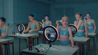 Kristīna Agilera izdod jaunu mūzikas videoklipa “Beautiful” versiju