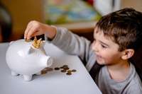 Ekspertes ieteikumi, kā noteikt bērna kabatas naudas apmēru un runāt par naudas vērtību