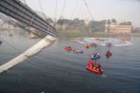 Sabrūkot tiltam, Indijā gājuši bojā vismaz 130 cilvēki