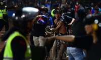 Indonēzijā drūzmā futbola stadionā gājuši bojā vismaz 174 cilvēki