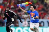 Katarā ar varavīksnes karogu laukumā izskrēja cilvēktiesību aizstāvis un futbolists Mario Ferri Falko