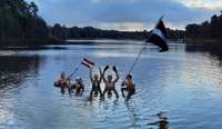 Latvijas ziemas peldētāji stafetē peldēs 104 minūtes
