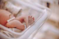 Latvijā reģistrēto jaundzimušo skaits piecos mēnešos sarucis par 15%