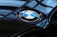 “BMW” kā vējš skrien, pret luksofora stabu kā miets atduras