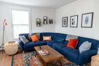 5 iemesli, kāpēc dīvāns ir vissvarīgākā mēbele dzīvojamā istabā