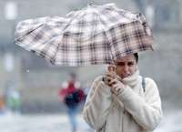 Vakarā Kurzemi sasniegs spēcīgs lietus; tuvākajās diennaktīs daudz līs un snigs, pūtīs brāzmains vējš