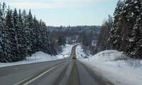 Sniegs un apledojums apgrūtina braukšanu visā Latvijā