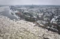 Ūdens līmenis pie Jēkabpils nedaudz samazinās, turpinās aizsargdambja stiprināšana