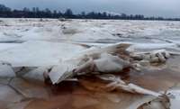 Ledus veidošanās upēs izraisa krasas ūdenslīmeņa svārstības