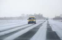 Sniega un apledojuma dēļ Liepājas šosejas posmā no Grobiņas līdz Kalvenei sestdienas rītā apgrūtināti braukšanas apstākļi