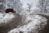 Lielākajā daļā Latvijas ceļi joprojām sniegoti un apledo